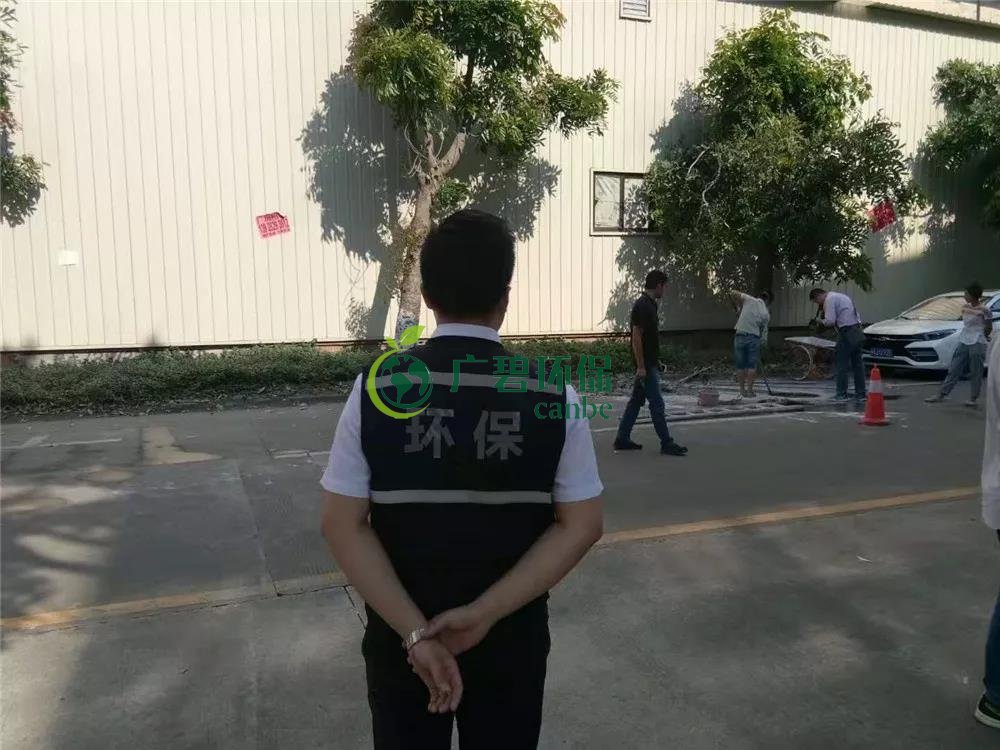 顺德容桂环运分局当场抓到一男子偷倒玻璃废渣到沙井(图3)